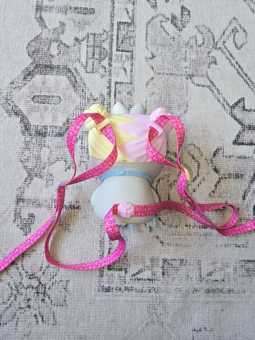 L.O.L. Surprise! Plush Pet Crossbody Bag in Gray, Blue, Pink, Yellow - Picture 5 of 8